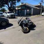 Acidente entre Belina e moto alta cilindrada em Maringá deixa motociclista ferido; vídeo
