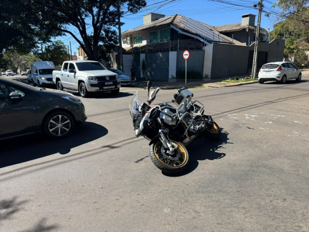Acidente entre Belina e moto alta cilindrada em Maringá deixa motociclista ferido; vídeo