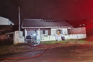 Aposentada acolhe pessoa em situação de rua e tem casa destruída por incêndio no Paraná