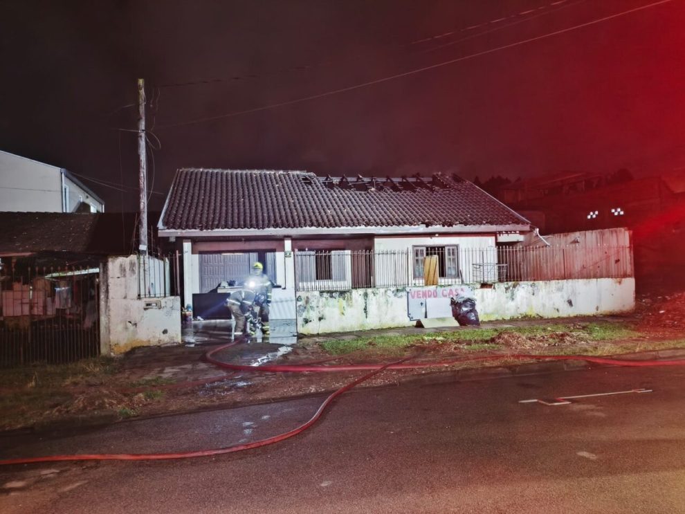 Aposentada acolhe pessoa em situação de rua e tem casa destruída por incêndio no Paraná