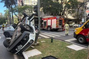 Câmera flagra capotamento que deixou mulher ferida na região central de Maringá; assista
