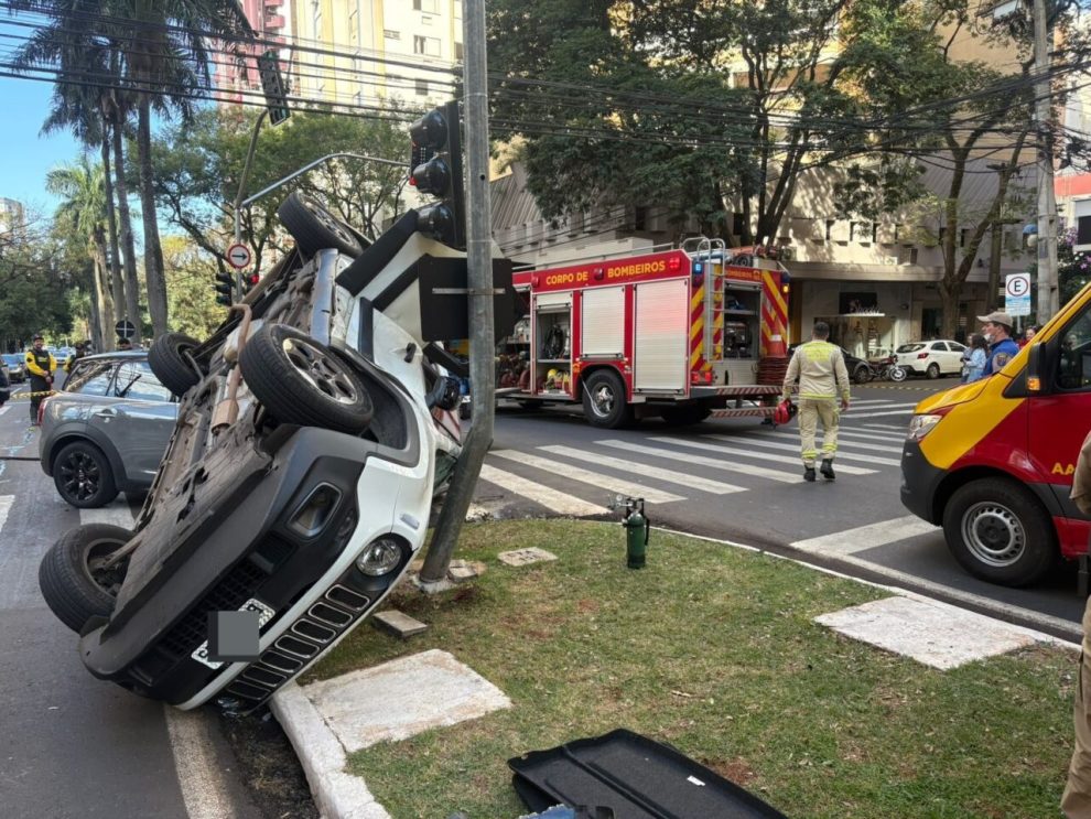 Câmera flagra capotamento que deixou mulher ferida na região central de Maringá; assista