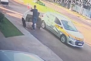 Câmera flagra carro invadindo autoescola durante aula de baliza na região de Maringá; vídeo