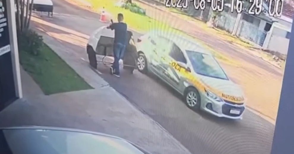 Câmera flagra carro invadindo autoescola durante aula de baliza na região de Maringá; vídeo