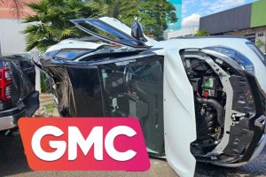 Carro capota após colisão entre três veículos em Maringá