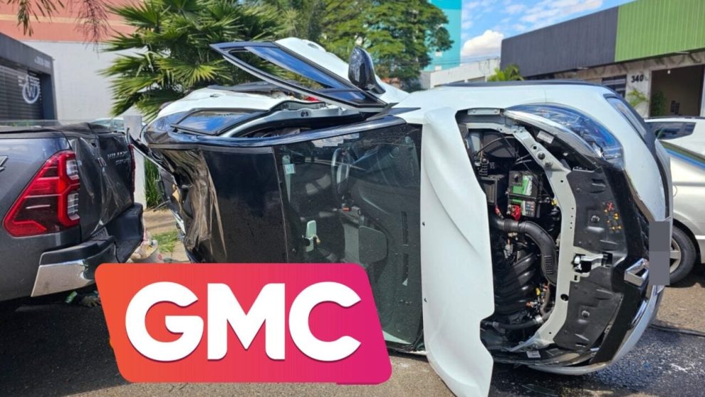 Carro capota após colisão entre três veículos em Maringá