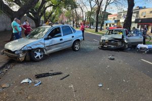 Casal fica ferido após carro avançar preferencial e colidir com outro veículo em Maringá