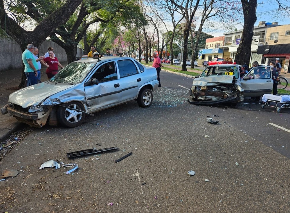 Casal fica ferido após carro avançar preferencial e colidir com outro veículo em Maringá