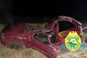 Colisão contra poste mata duas pessoas na PR-450