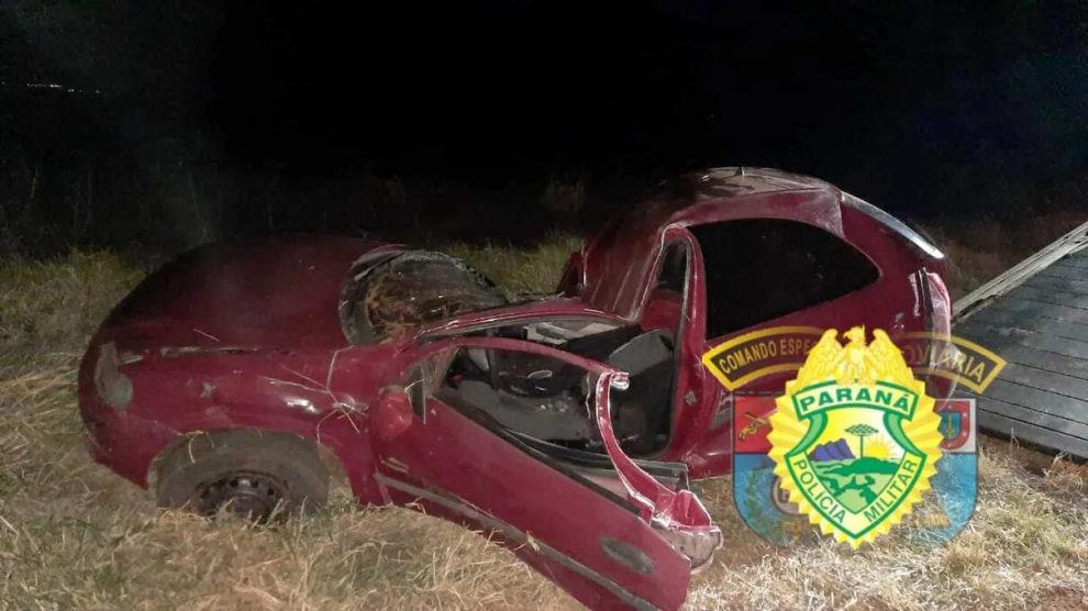 Colisão contra poste mata duas pessoas na PR-450