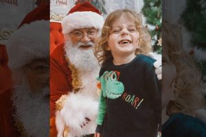 Com direito a Papai Noel, criança de Maringá comemora aniversário com festa de Natal em pleno agosto