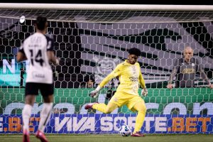 Corinthians aproveita expulsão do Palmeiras, domina rival no Allianz e garante classificação na Copa do Brasil