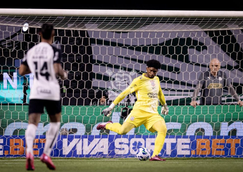 Corinthians aproveita expulsão do Palmeiras, domina rival no Allianz e garante classificação na Copa do Brasil