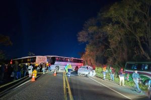 Duas pessoas morrem e 13 ficam feridas em acidente na BR-277