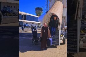 Frei Gilson desembarca em Maringá e é recebido por fiéis antes de missa na região; vídeo