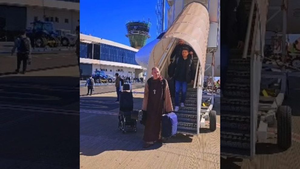 Frei Gilson desembarca em Maringá e é recebido por fiéis antes de missa na região; vídeo