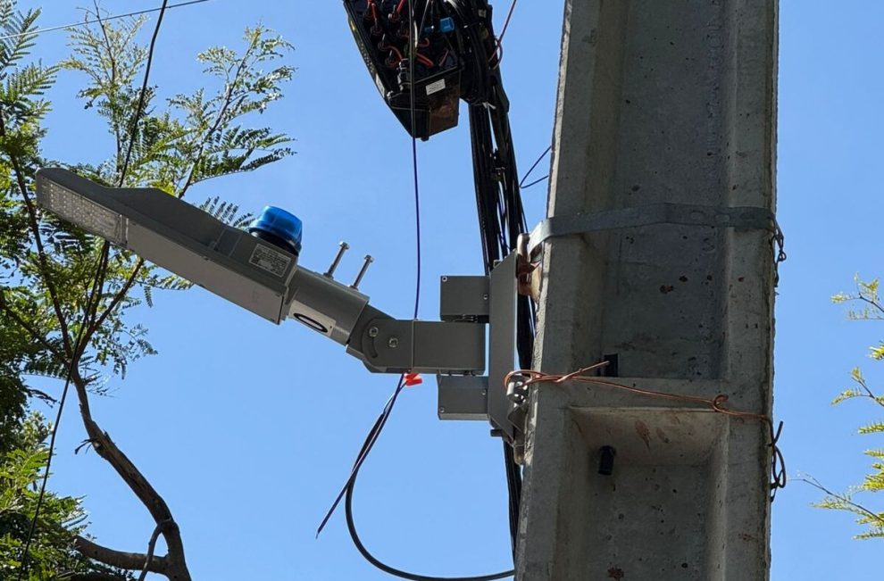Moradores flagram luminárias de led amarradas com arame em postes de Maringá