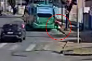 Vídeo flagra ciclista na contramão sendo atropelado por ônibus