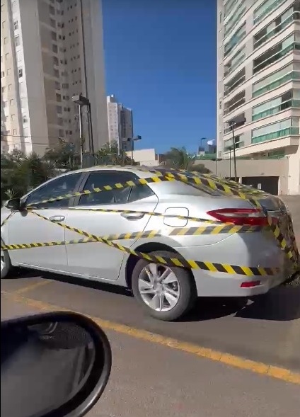 Vídeo mostra carro 'isolado' com faixas na Avenida Guedner, em Maringá; assista