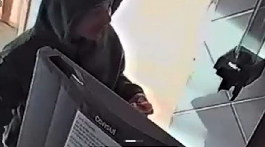 Vídeo mostra ladrão se alimentando após invadir hotel e fazer ‘soninho’ em quarto