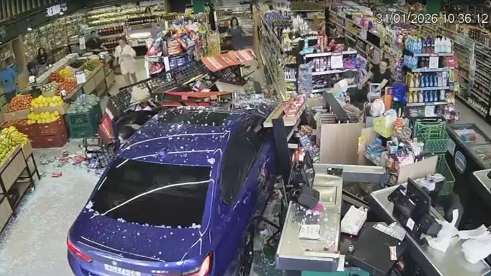 BMW invade mercado e deixa criança e idosa feridas