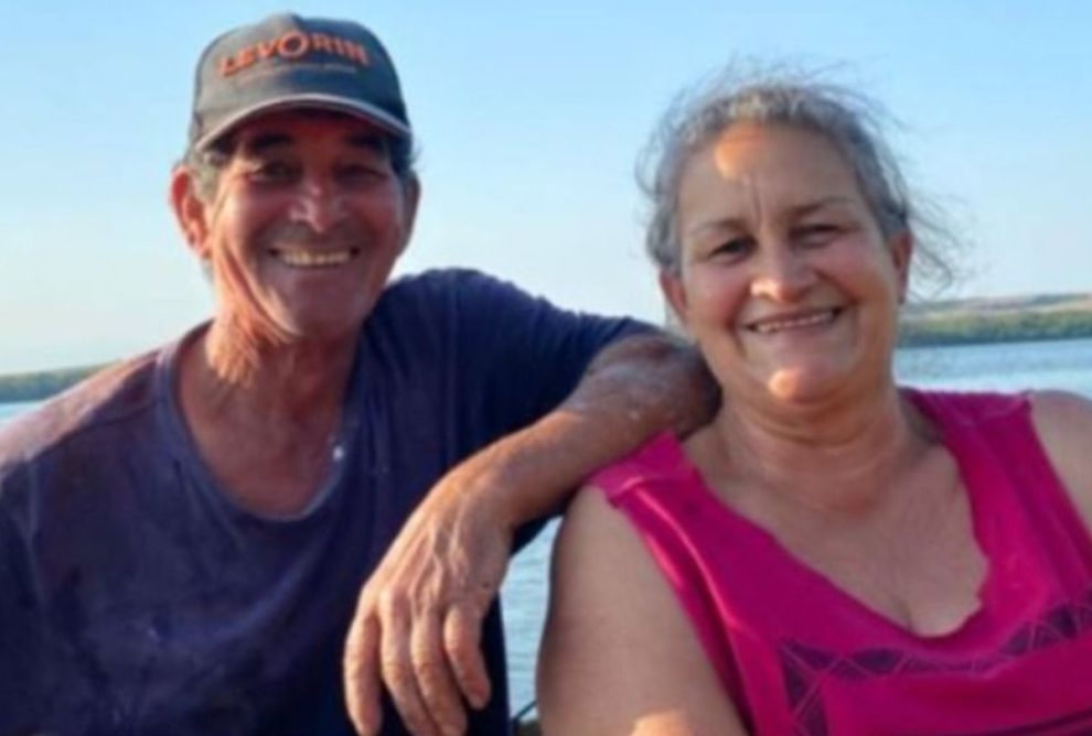 Casal morre após carro bater em árvore e deixa cinco filhos