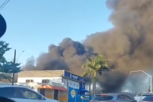 Incêndio atinge galpão na Avenida Guaipó em Maringá; vídeos