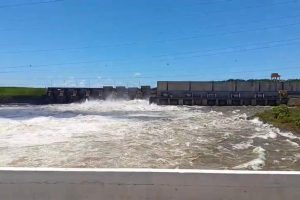 Usina entre Paraná e SP abre vertedouros do Rio Paranapanema e emite alerta para cidades do entorno; vídeo