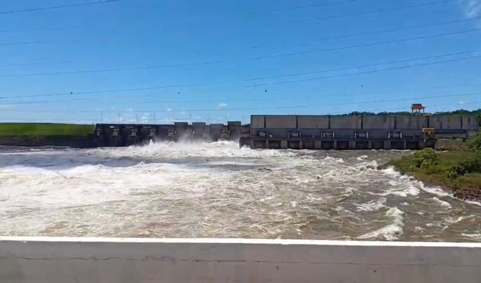 Usina entre Paraná e SP abre vertedouros do Rio Paranapanema e emite alerta para cidades do entorno; vídeo