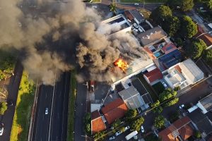 Após incêndio, Defesa Civil interdita áreas de três imóveis por risco de desabamento em Maringá