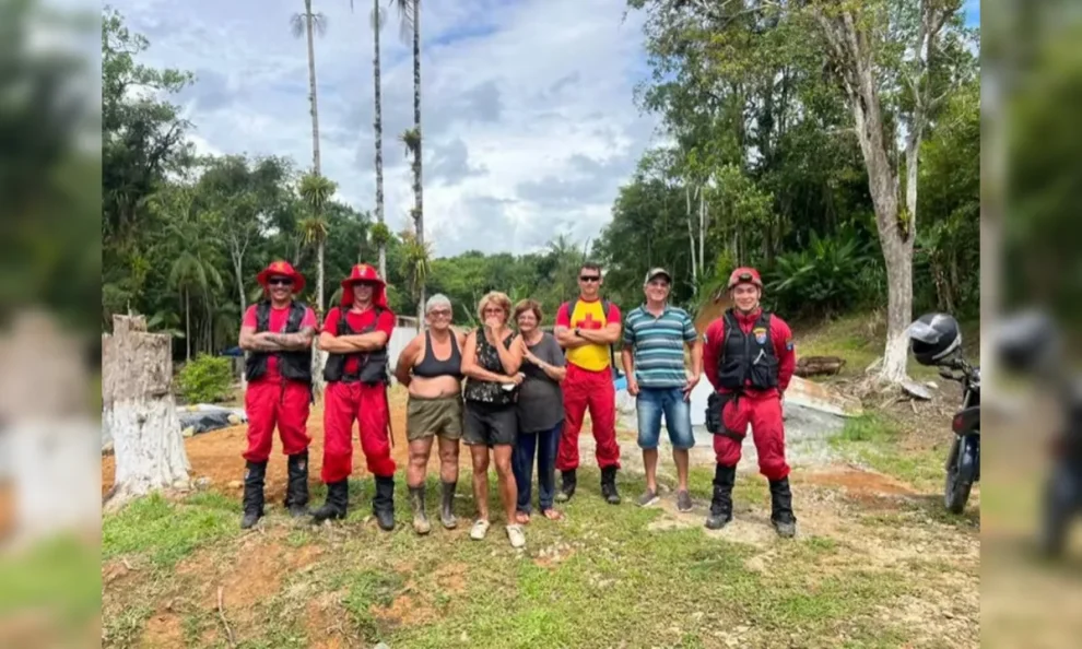 Bombeiros resgatam três idosas perdidas em área de mata no litoral do Paraná