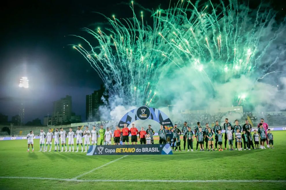 Camarão surfa nas ondas de Saquarema e coloca o Maringá na terceira fase da Copa do Brasil