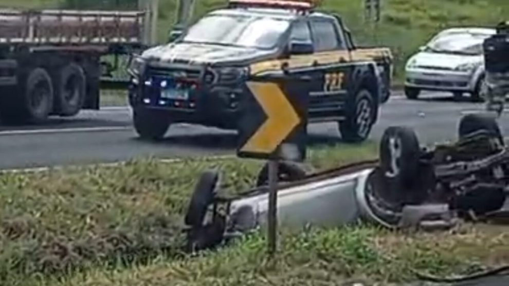 Carro capota, estepe atinge outro veículo e mulher fica ferida na região de Maringá