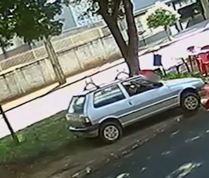 Carro invade canteiro, arrasta idosa e mata mulher de 67 anos na região