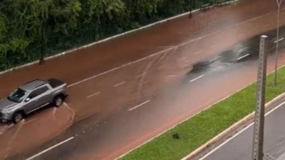 Chuva repentina provoca alagamento no entorno do Parque do Ingá; Simepar registra 23 mm