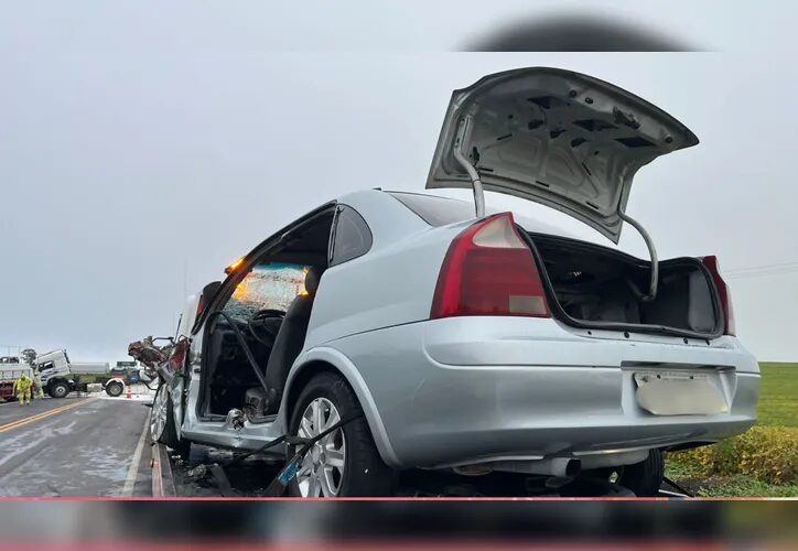 Colisão frontal entre carro e caminhão interdita totalmente a BR-376