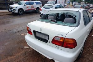 Colisão traseira deixa motociclista com fratura na perna e laceração no braço em Maringá