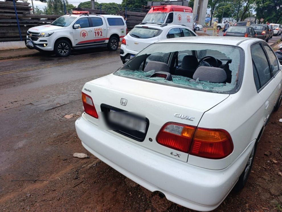 Colisão traseira deixa motociclista com fratura na perna e laceração no braço em Maringá