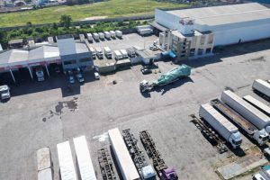 Estátua de 35 metros chega à Havan de Maringá e impressiona moradores; veja o momento da chegada