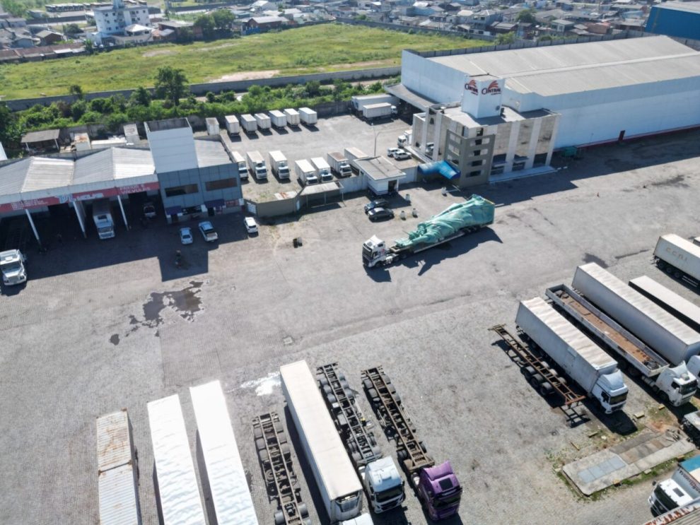 Estátua de 35 metros chega à Havan de Maringá e impressiona moradores; veja o momento da chegada