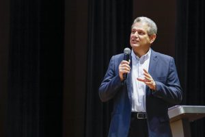 Executivo trabalha em projeto para permitir viagens do prefeito mesmo sem autorização da Câmara, afirma Silvio Barros