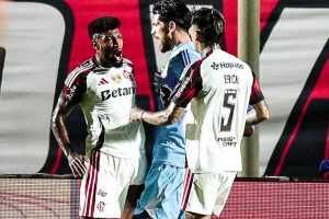 Flamengo vence o Vitória por 2 a 1 fora de casa e conquista primeiro triunfo no Brasileirão