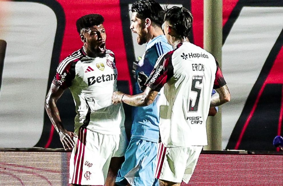 Flamengo vence o Vitória por 2 a 1 fora de casa e conquista primeiro triunfo no Brasileirão