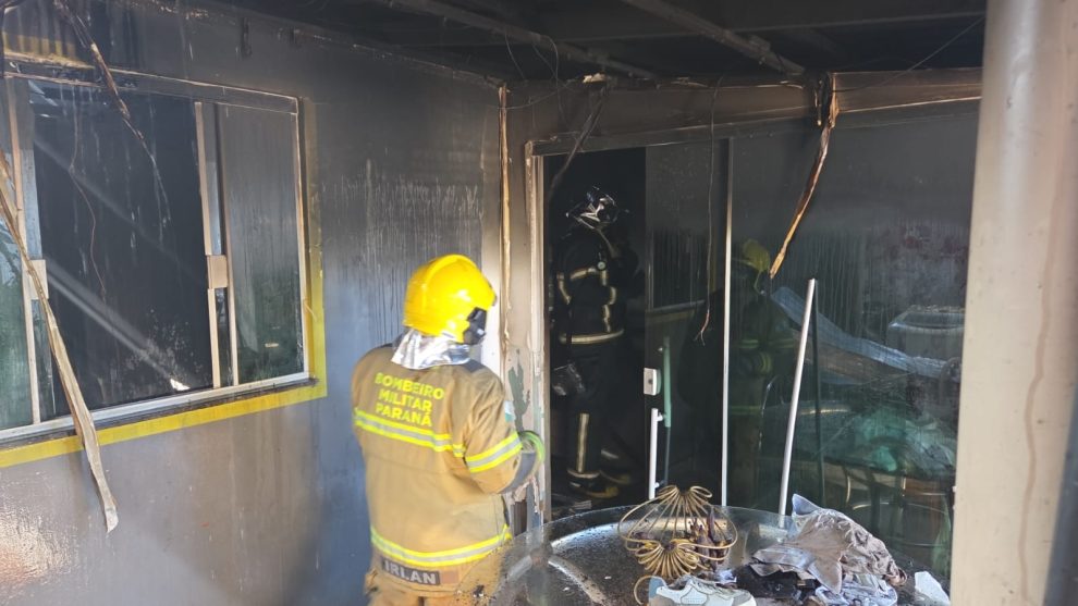 Incêndio em pet shop mobiliza bombeiros em Sarandi