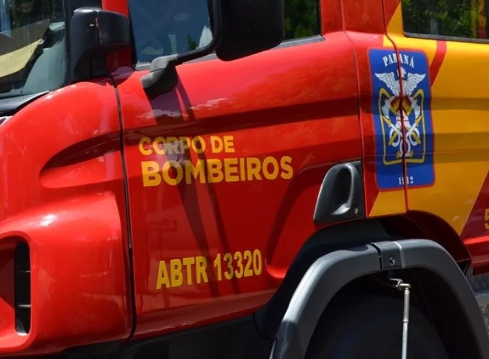 Incêndio em residência mobiliza Corpo de Bombeiros na Vila Morangueira, em Maringá