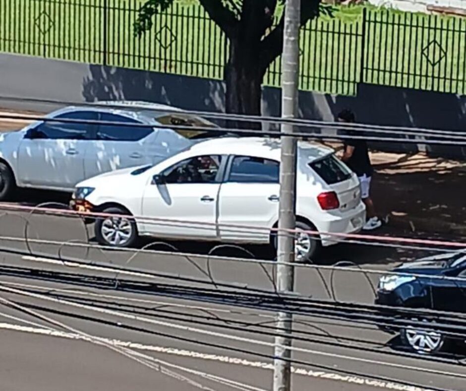 Motorista bate em carro, deixa bilhete em branco e desaparece em Maringá