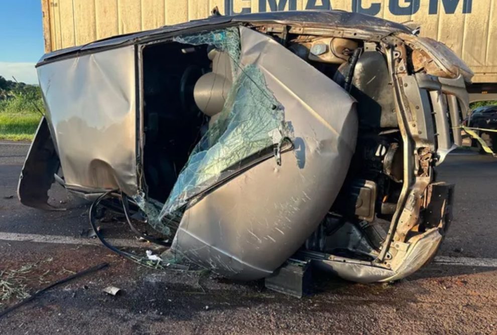 Motorista capota o carro e morre ao desviar de pedestres na BR-376