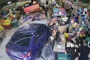 Motorista confunde pedais e BMW invade mercado: vídeo