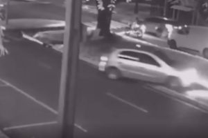 Motorista perde o controle, bate contra árvore e fica ferido em Maringá; veja o momento do acidente