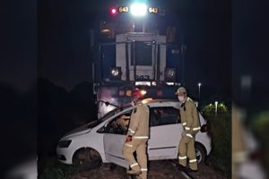 Mulher fica presa nas ferragens após trem colidir contra veículo, em Sarandi